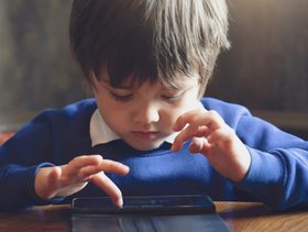 ماذا أفعل إذا شاهد طفلي مشهد غير لائق في الهاتف