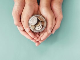 العمر المثالي لإعطاء الطفل المال