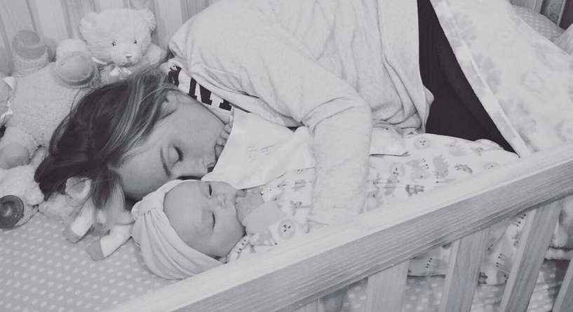 رسالة على كل أم معرفتها من خلال صورة إكتسحت مواقع التواصل الإجتماعي