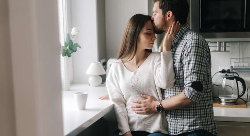 5 طرق رومانسية يعبر فيها الرجل عن حبه لك من دون قول احبك