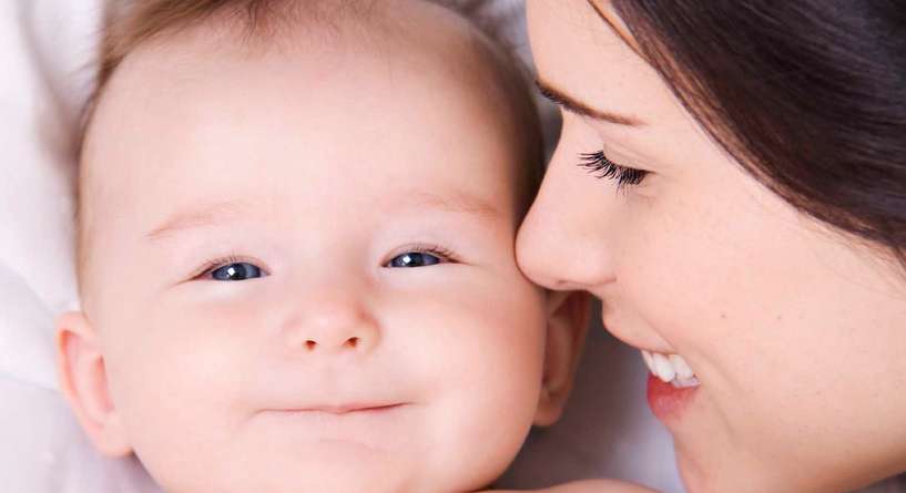 متى يعرف الطفل امه ويتعلق بها