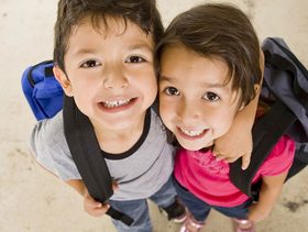 دراسة تؤكد ان حقيبة الطفل لا تؤذي ظهره بشرط واحد