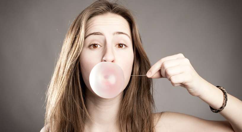 اضرار مضغ العلكة أكثر من 10 دقائق