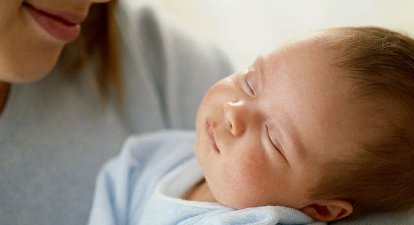 افضل طريقة لجعل الطفل ينام ونصائح اخرى