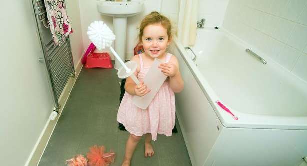 حالة نادرة تدفع بطفلة لتناول أشياء غريبة