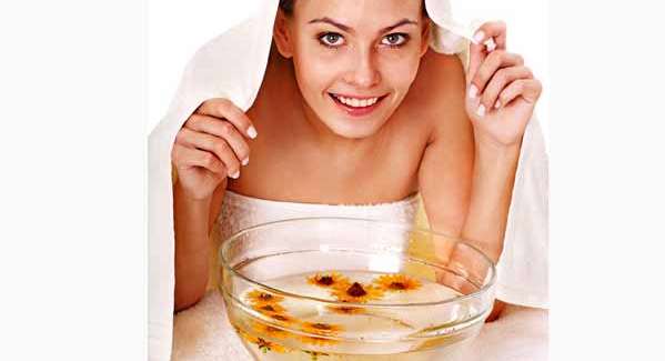 طرق لتنظيف الوجه بالبخار