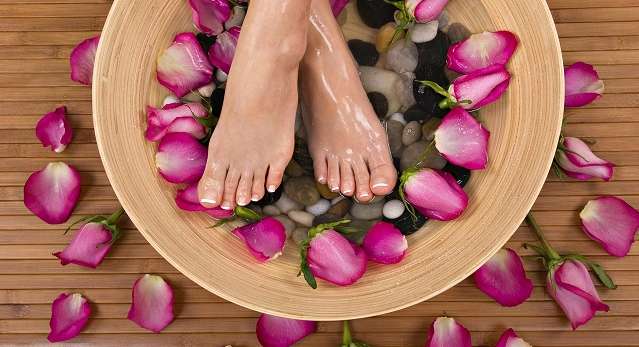 علاج تشققات القدم بطرق طبيعية