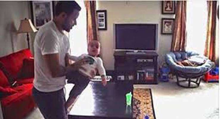 أم تضع كاميرا لمراقبة زوجها وطفلتها والنتيجة مؤثرة بالفيديو