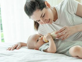 ما الامور التي يجب مراعاتها عند القيام بالارضاع الصناعي وماذا لو رفضه الطفل؟