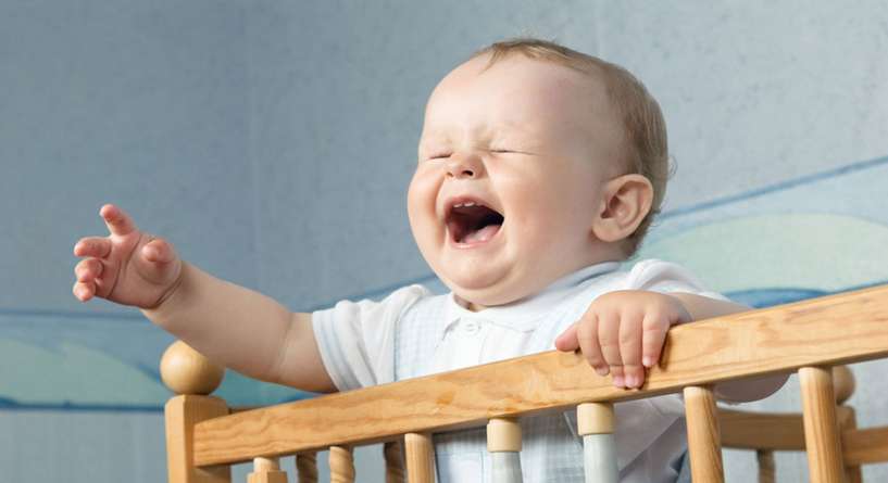 اسباب بكاء الطفل وهو نائم