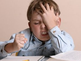 اكتشفي اسباب وكيفية التعامل مع الطفل العصبي في المدرسة!