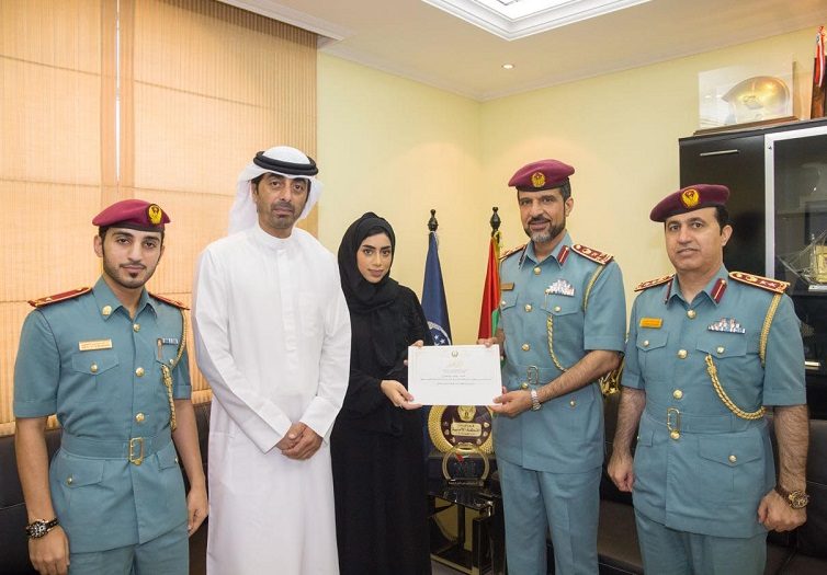 إماراتية تستغني عن عباءتها وسط الشارع لإنقاذ حياة رجل غريب