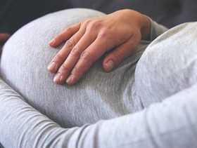 هل نزول دم خفيف من علامات الولادة