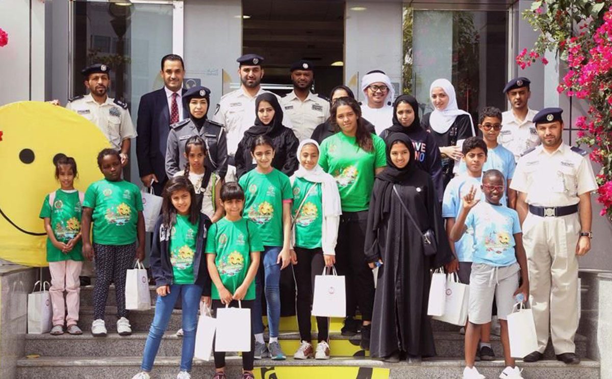 طفلة إماراتية تتصل بالشرطة لتدعوهم الى العشاء فجاءها الرد المفاجئ!