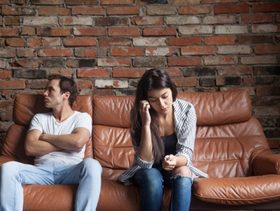 علامات عدم حب الزوج لزوجته 