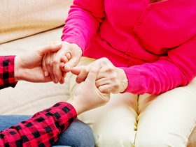 تصرف واحد تقومين به تجاه حماتك يجعلك الكنة المفصلة لديها!