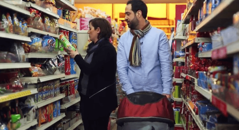 فيديو رجل يضرب زوجته في السوبرماركت وهكذا كانت ردة فعل الحاضرين