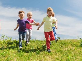 لعبة السباق مع وعاء الماء