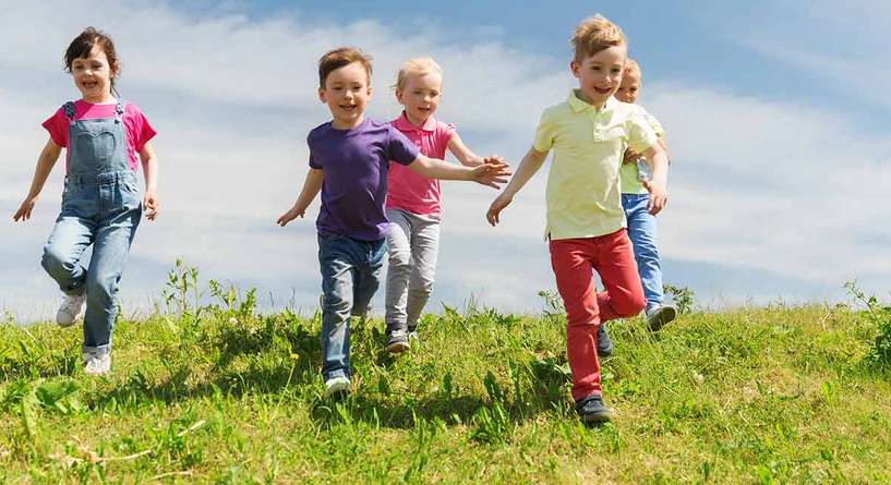 لعبة السباق مع وعاء الماء