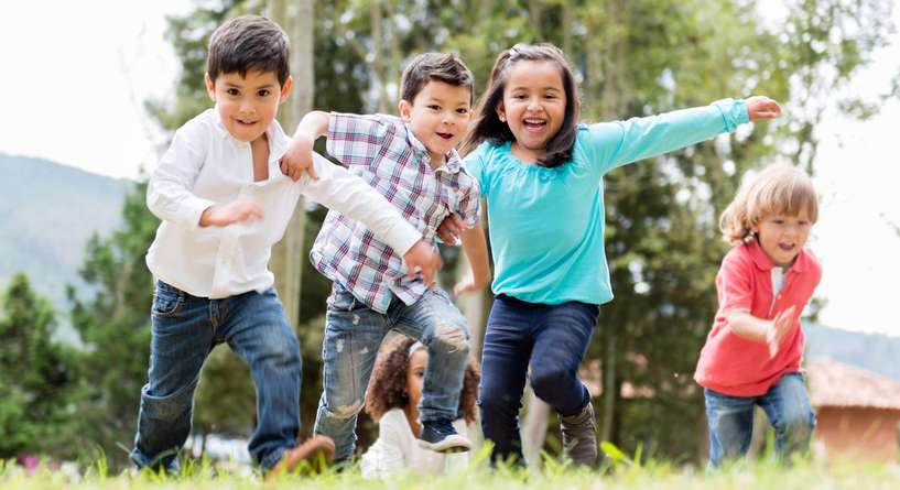 لعبة السباق على العشب الأخضر للاطفال