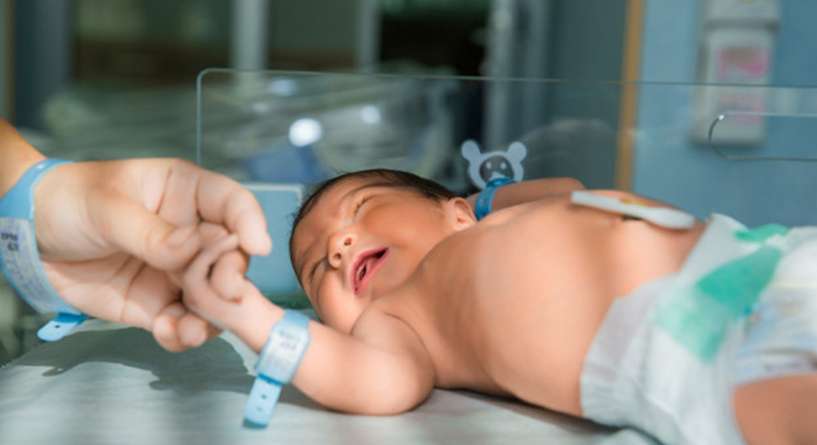 اسباب عدم بكاء الطفل بعد الولادة