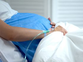 متى تلجئين الى الولادة القيصرية في بداية الشهر التاسع وما مخاطرها؟