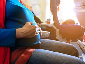 هل السفر بالطائرة للحامل في الشهر الثامن يؤذي الجنين