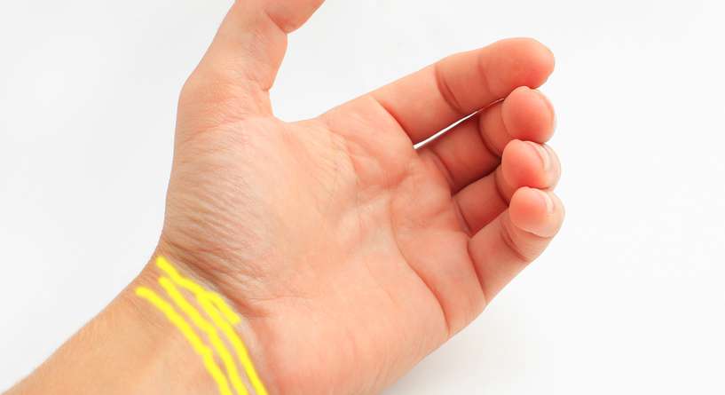 ماذا تعني الخطوط على المعصم