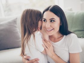 كيفية حث طفلتك على البوح بأسرارها لك