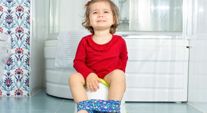 ما اسباب بكاء الطفل عند خروج البراز وعلاجه؟