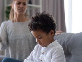 التعامل مع الطفل العنيد في عمر السنتين