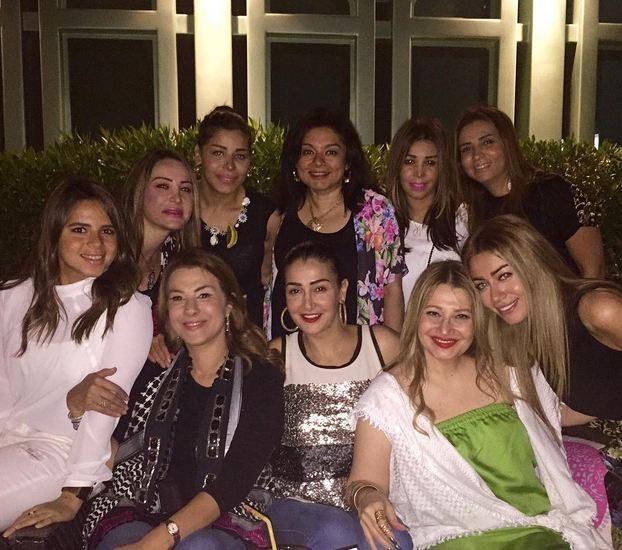 غادة عبد الرازق مع أصدقائها