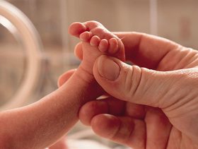 هل يعيش الجنين الذي يولد في الشهر الثامن وهل من خطر على الام؟