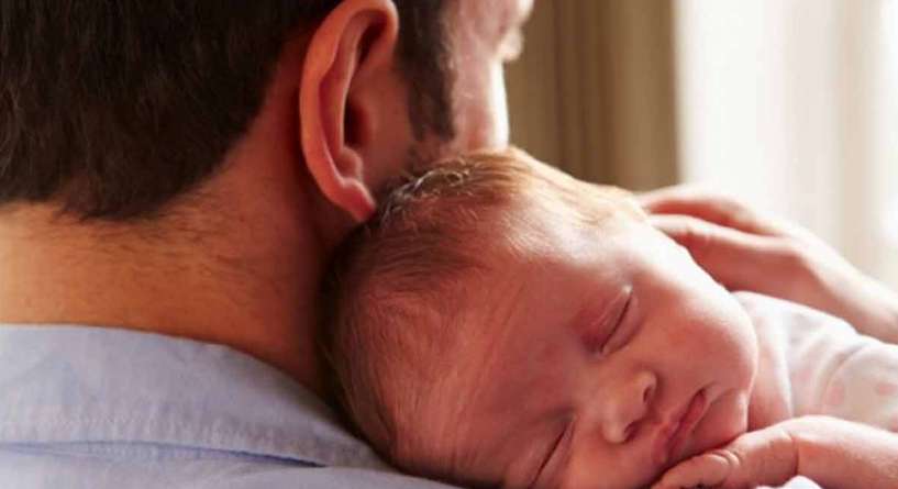 اهمية تماس الجلد بالجلد بين الاب وطفله