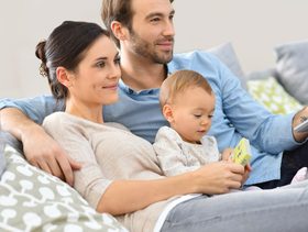 هل التلفاز يسبب التوحد عند الرضع وما هي اعراضه؟