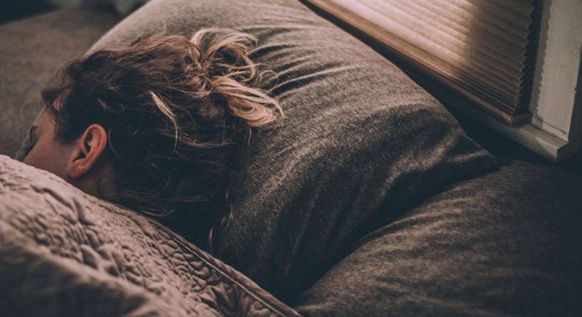 كيف تنام بسرعة وانت ما فيك نوم 