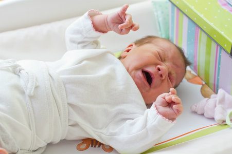 كيف تتعاملين مع مغص الرضّع؟