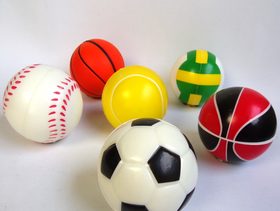 لعبة رمي الكرات والجوارب