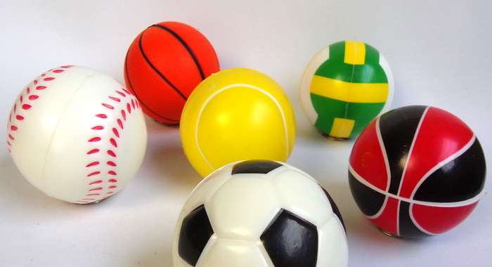 لعبة رمي الكرات والجوارب