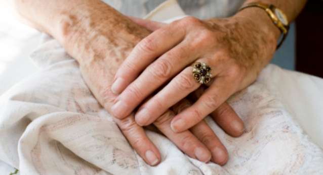 علامات التقدم في العمر على البشرة و الجسم