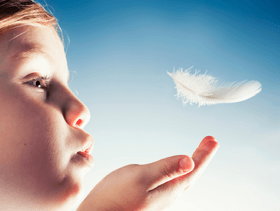 لعبة نفخ الريشة