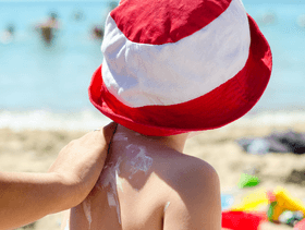 هكذا تحفظين فروة رأس طفلك من أشعة الشمس!