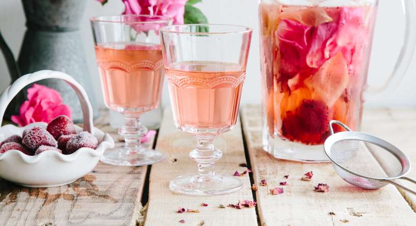 اضرار شرب ماء الورد للحامل