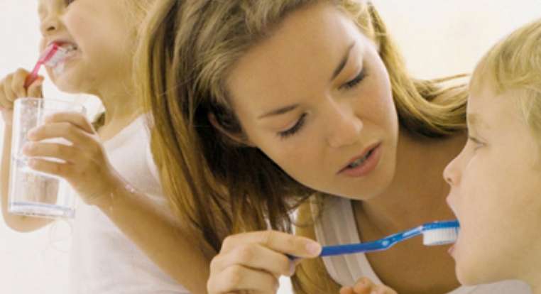 تنظيف اسنان الاطفال