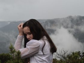 الم في البطن عند التبرز واسبابه