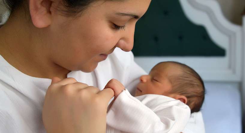 هل يسمع ويرى الطفل حديث الولادة