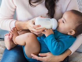 متى اعطي طفلي حليب رقم ٣ وكيفية اختيار الحليب المناسب له؟