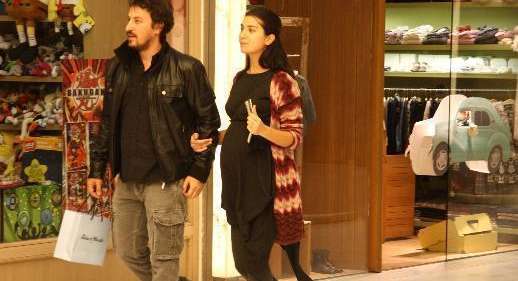 توبا بويوكوستن وزوجها يتبضعان لطفلتيهما