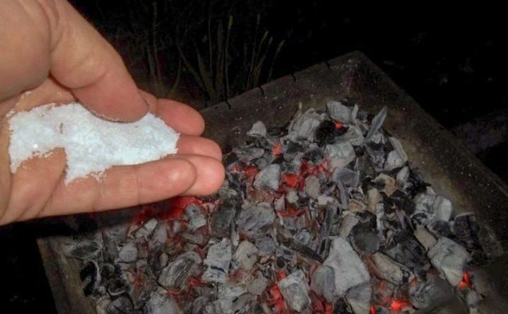 اليك سبب رش الملح على جمر الشواء
