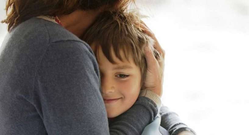 اهمية منح الام لطفلها الصبي الحنان والعاطفة